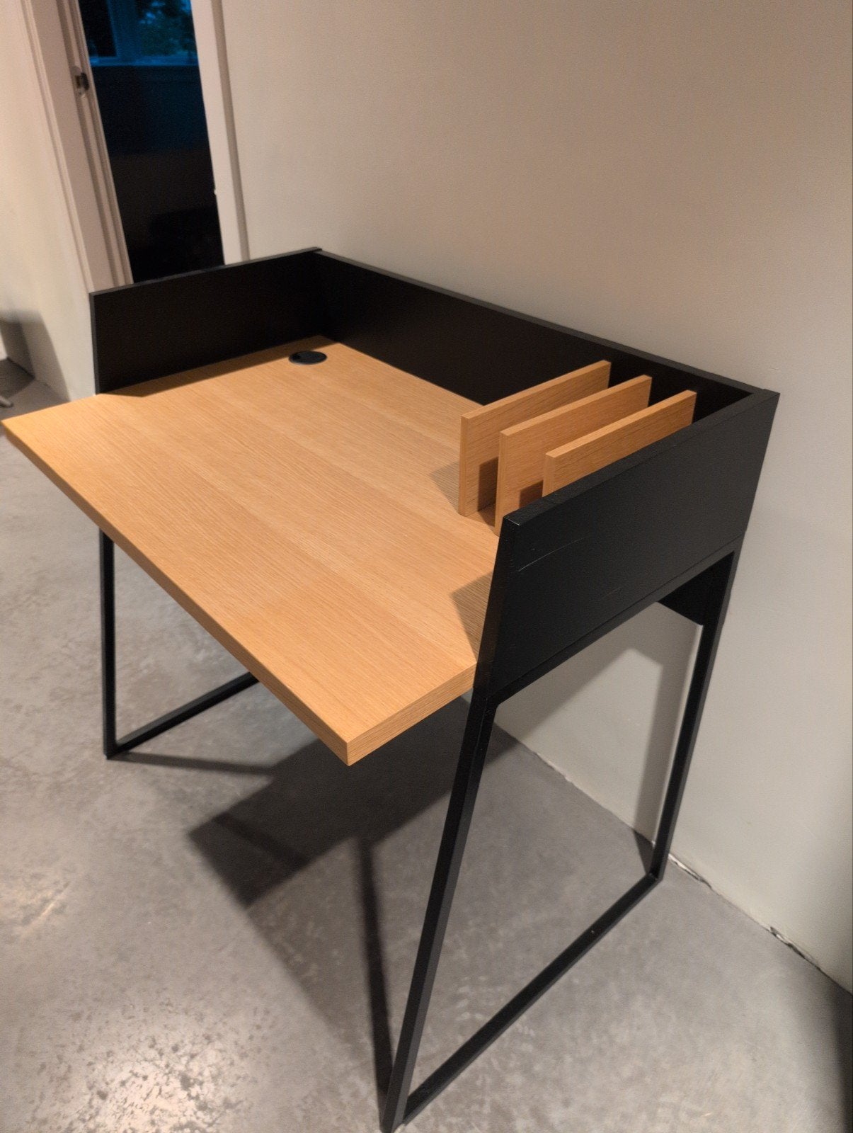 Modern bureau met opbergruimte en kabeldoorvoer, Ophalen, Zwart, Zo goed als nieuw, 59 cm