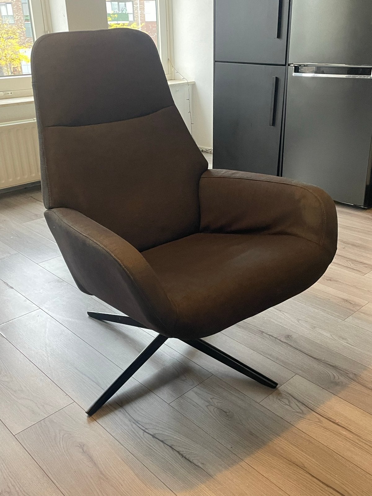 Comfortabele donker grijze  fauteuil met draaivoet, Huis en Inrichting, Ophalen, Zo goed als nieuw, Eén, Stof