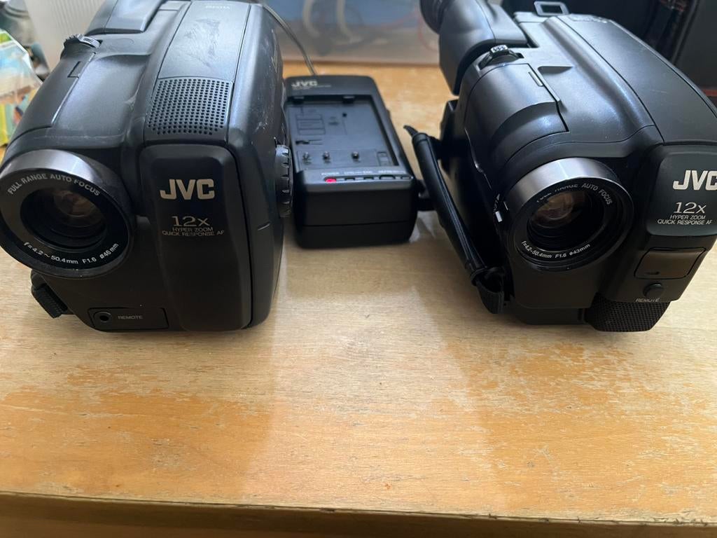 VHS-C camcorder / video camera 2x (1 werkt), Gebruikt, JVC, Overige soorten, Band, Disc of Geheugen