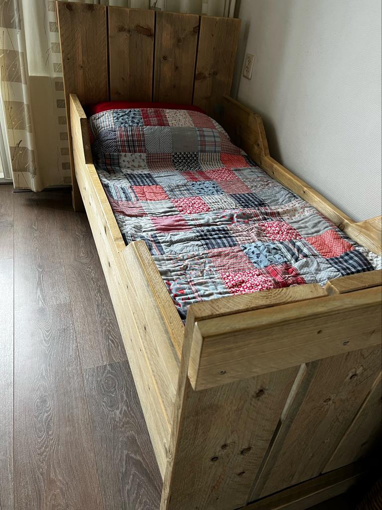 Stevig steigerhouten kleuterbed met matras, Ophalen, Gebruikt, 70 tot 85 cm, 140 tot 160 cm