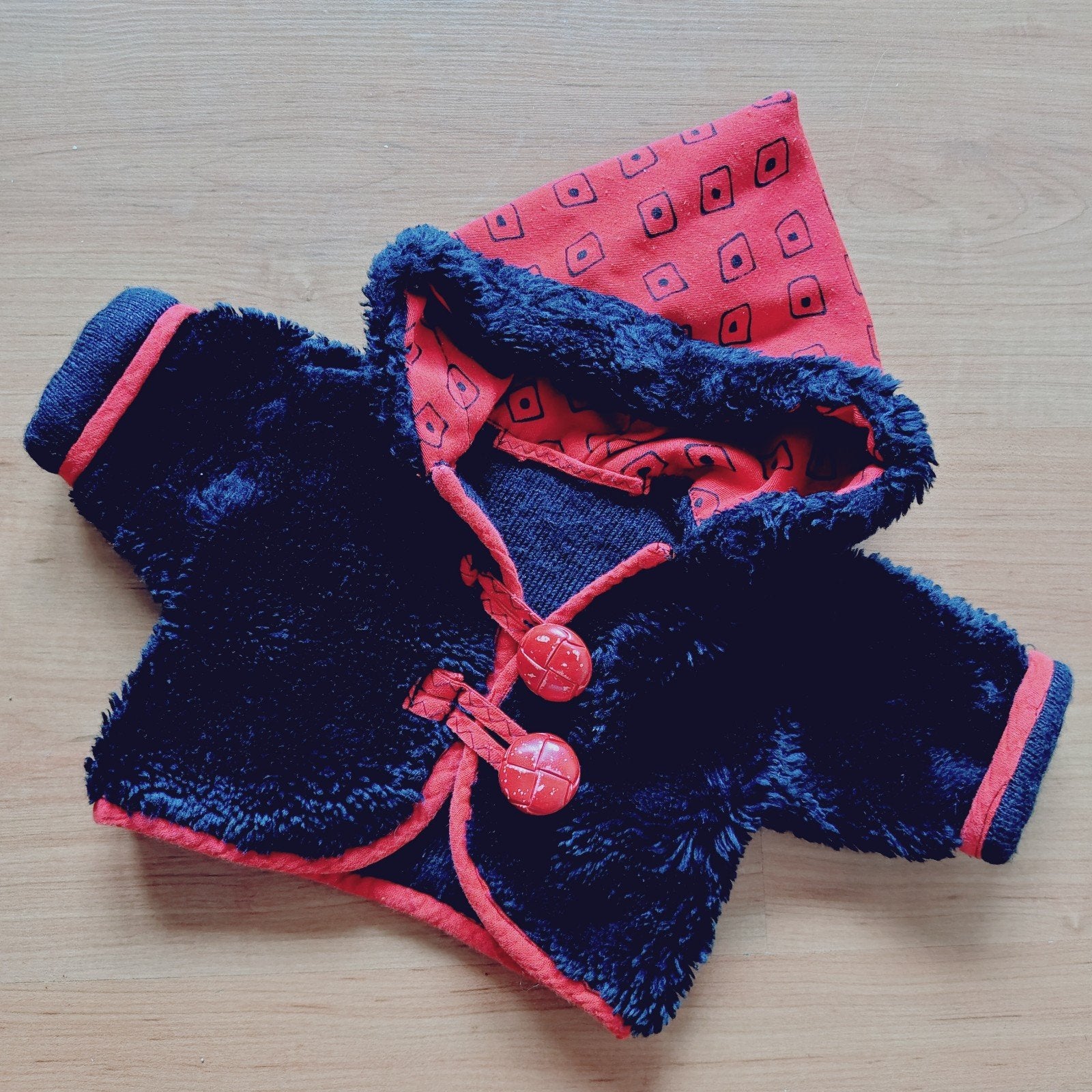 Handgemaakt blauw kunstbont jasje voor poppen, Ophalen of Verzenden, Zo goed als nieuw, Babypop