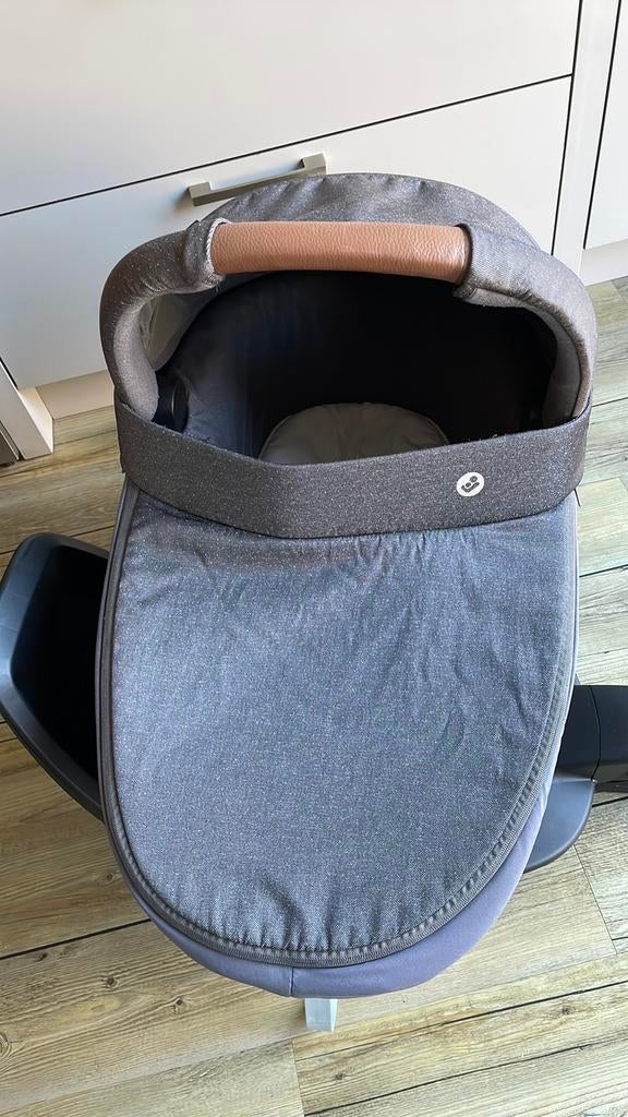 Te huur: Maxi cosi Jade reiswieg met familyfix2 isofix base, Ophalen, Slaapstand, Zo goed als nieuw, Isofix