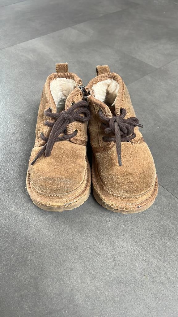 UGG kinderschoenen maat 23,5 – gevoerd, Kinderen en Baby's, Kinderkleding | Schoenen en Sokken, Ophalen of Verzenden