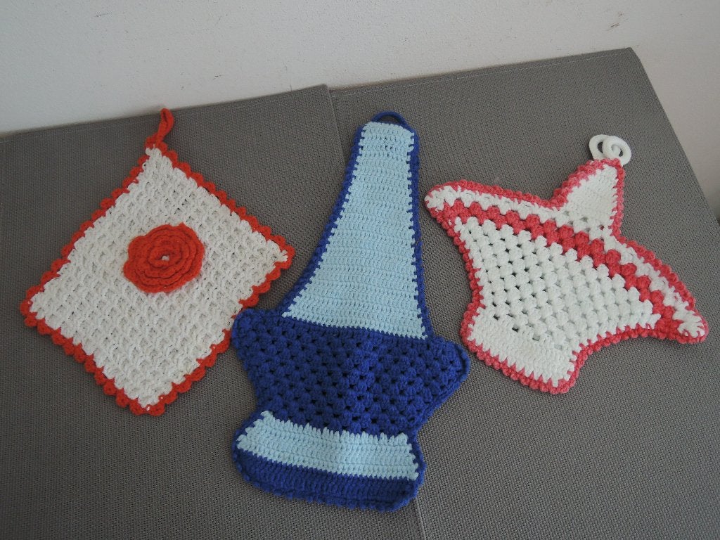 Drie vintage gehaakte pannenlappen, Handgemaakt, Pannenlap of onderzetter, Meerkleurig, Ophalen of Verzenden
