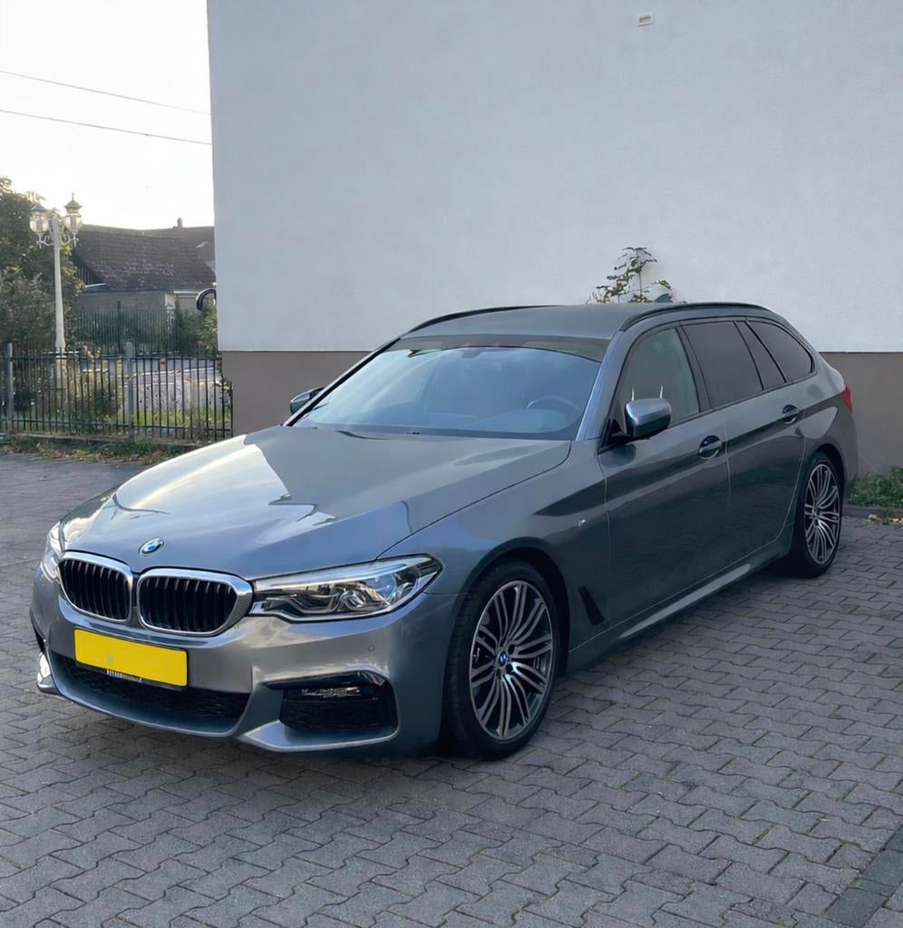 BMW 5-Serie 520i station 184pk Aut. 11/2019, 1998 cc, Achterwielaandrijving, 1610 kg, Zwart