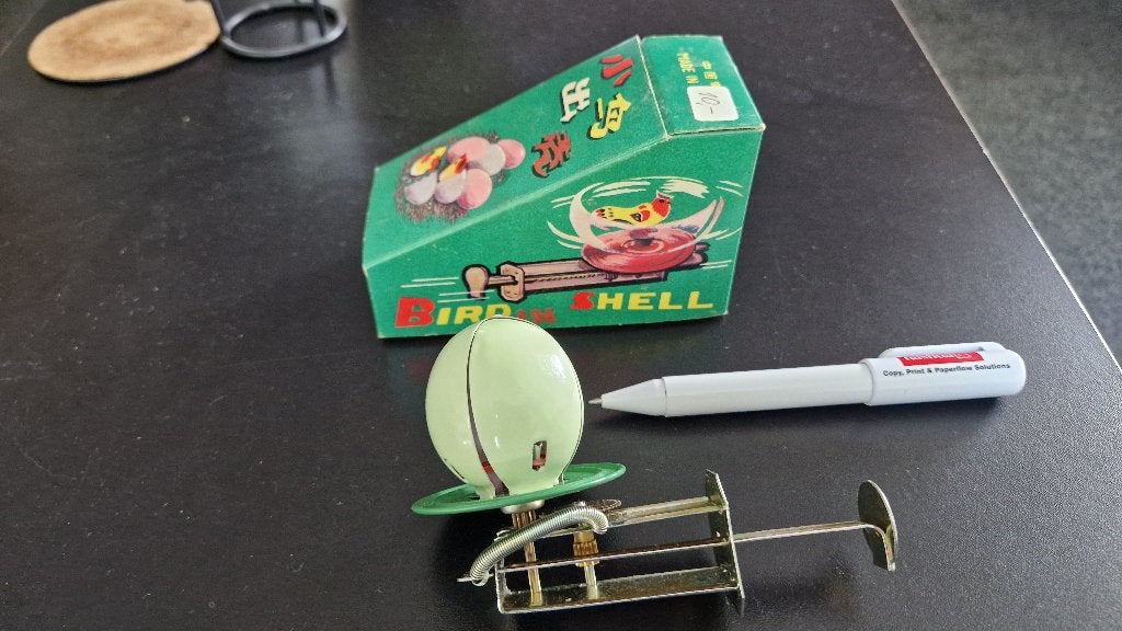 Blikken speeltje met vogeltje in ei, Ophalen of Verzenden