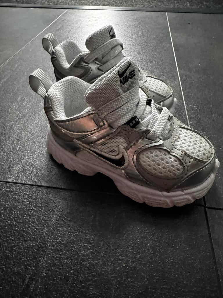 Nike v5 maat 21, Ophalen of Verzenden, Zo goed als nieuw, Jongetje of Meisje, Schoentjes
