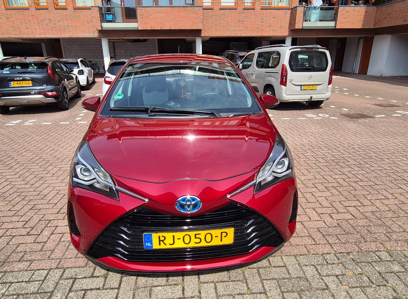 Toyota Yaris 1.5 Hybrid 100pk 5D CVT 2017 Rood, 1497 cc, 4 cilinders, 49 €/maand, Origineel Nederlands