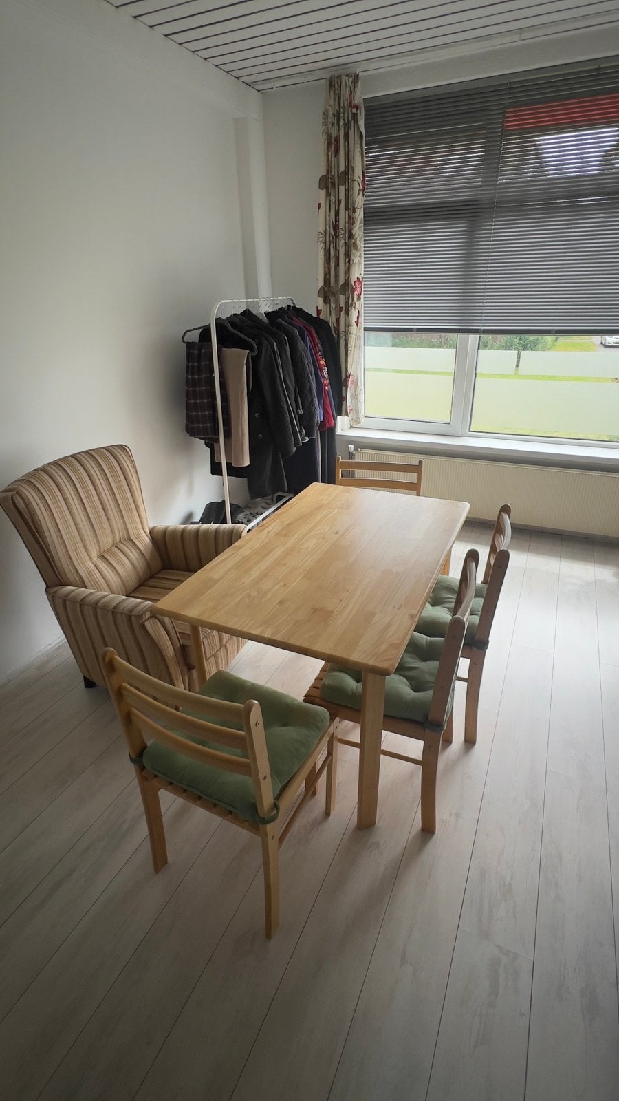 Eikenhouten tafel met groene kussens en fauteuil, Ophalen, Eikenhout, 50 tot 100 cm, Zo goed als nieuw