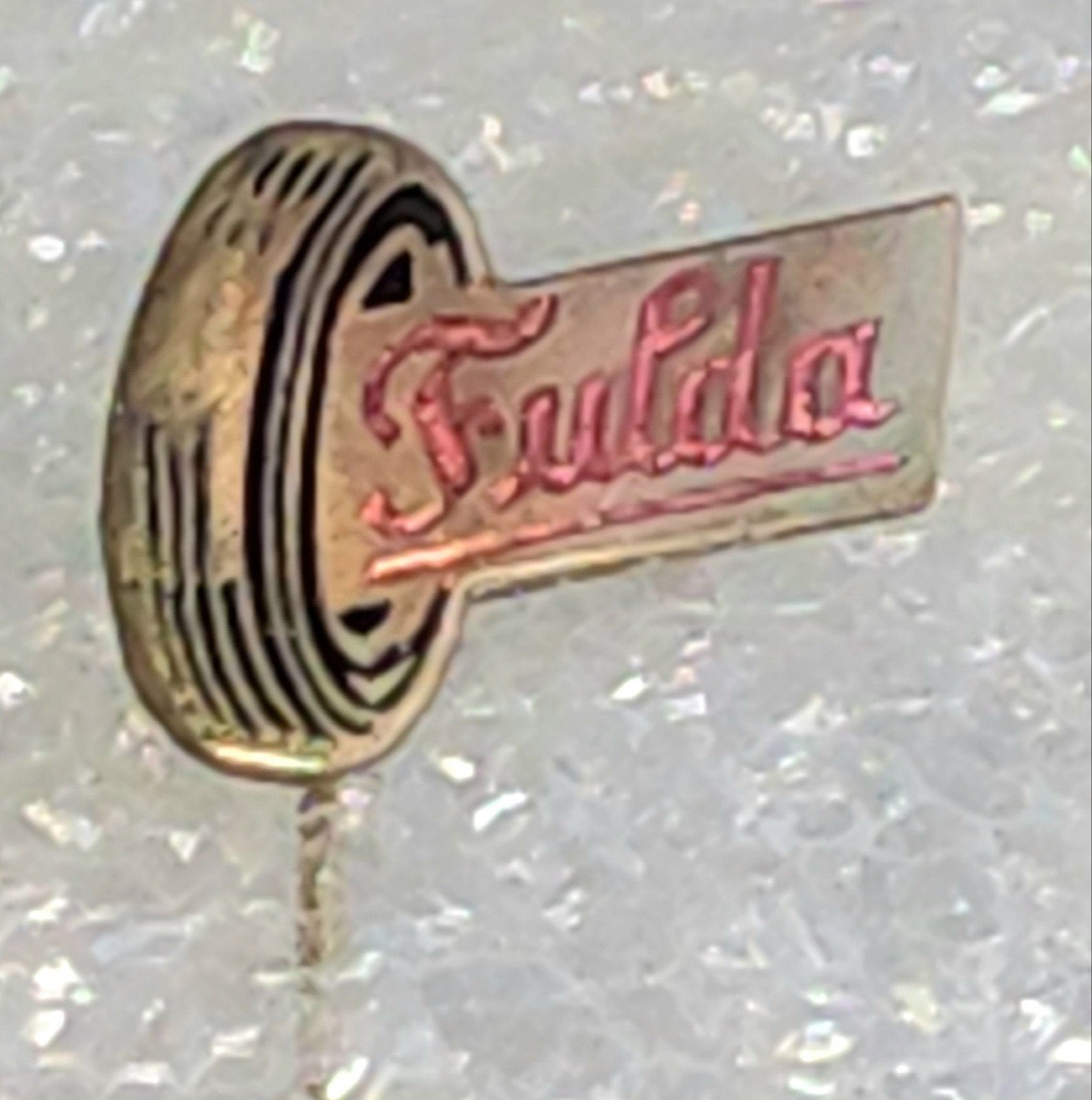 Vintage Emaille Speldje FULDA Autobanden, Ophalen of Verzenden, Gebruikt, Overige onderwerpen, Speldje of Pin