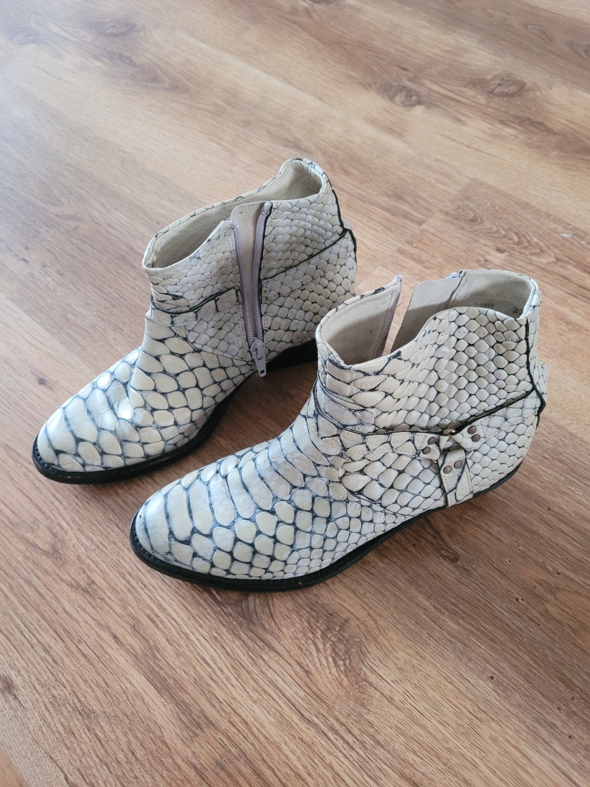 Stijlvolle enkellaarsjes met slangenprint in maat 37., Kleding | Dames, Ophalen of Verzenden, Zo goed als nieuw, Wit, Lage of Enkellaarzen