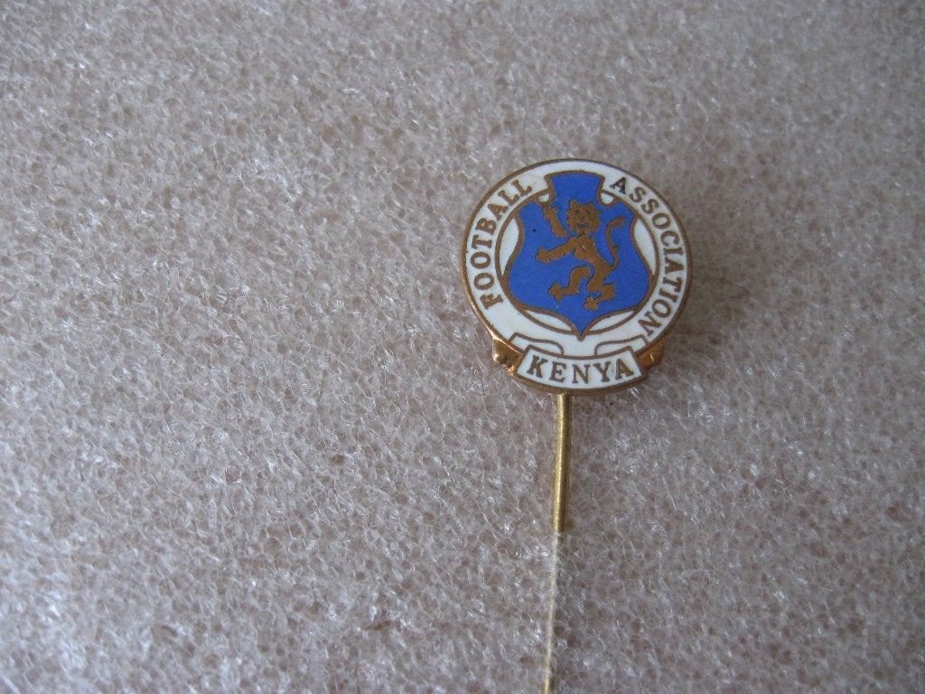 Mooie oude Emaille VOETBAL speld  Kenya Football Association, Ophalen of Verzenden, Gebruikt, Sport