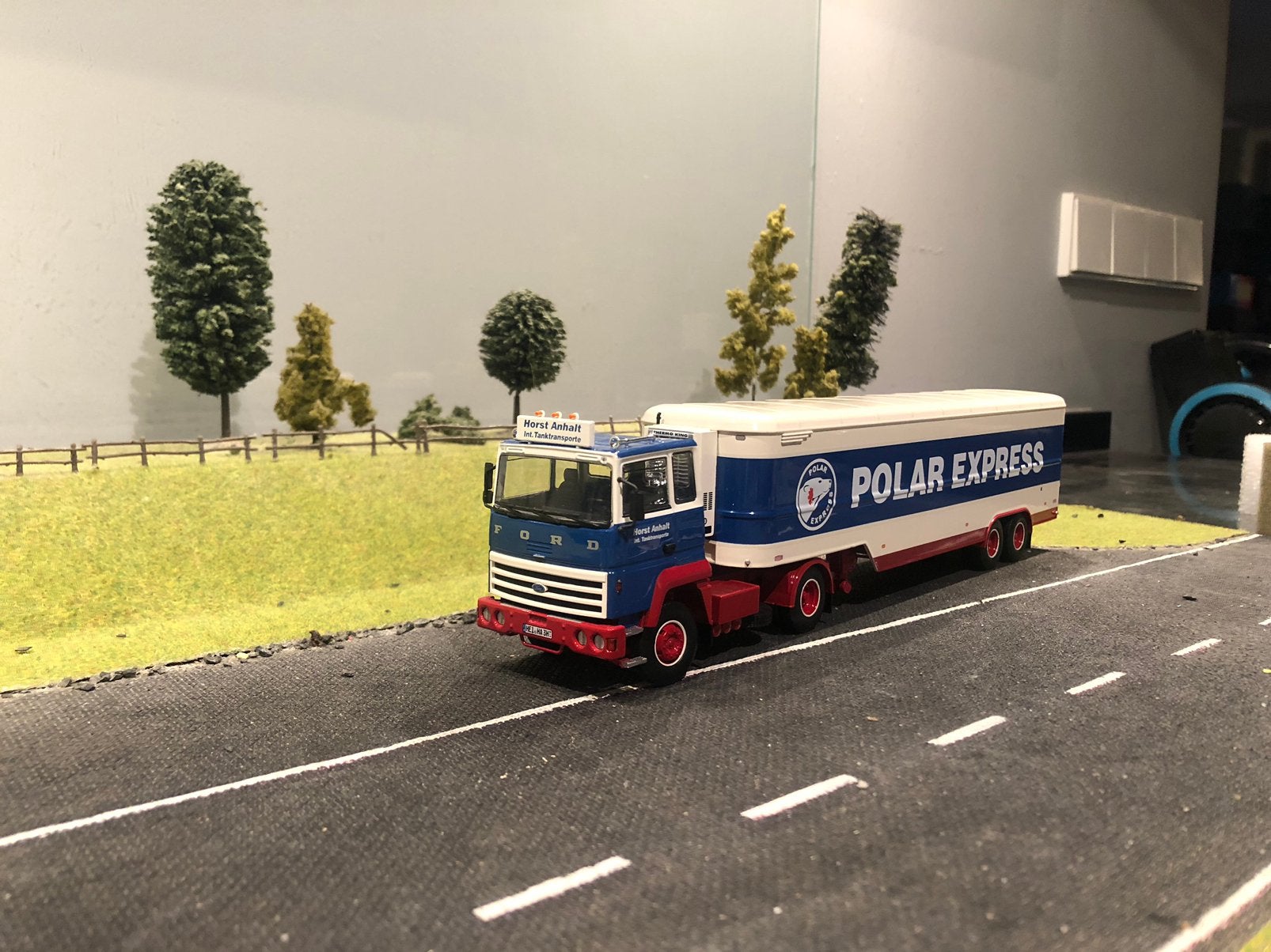 Ford met tankoplegger van Polar Express, Ophalen of Verzenden, Zo goed als nieuw, Bus of Vrachtwagen, Tekno
