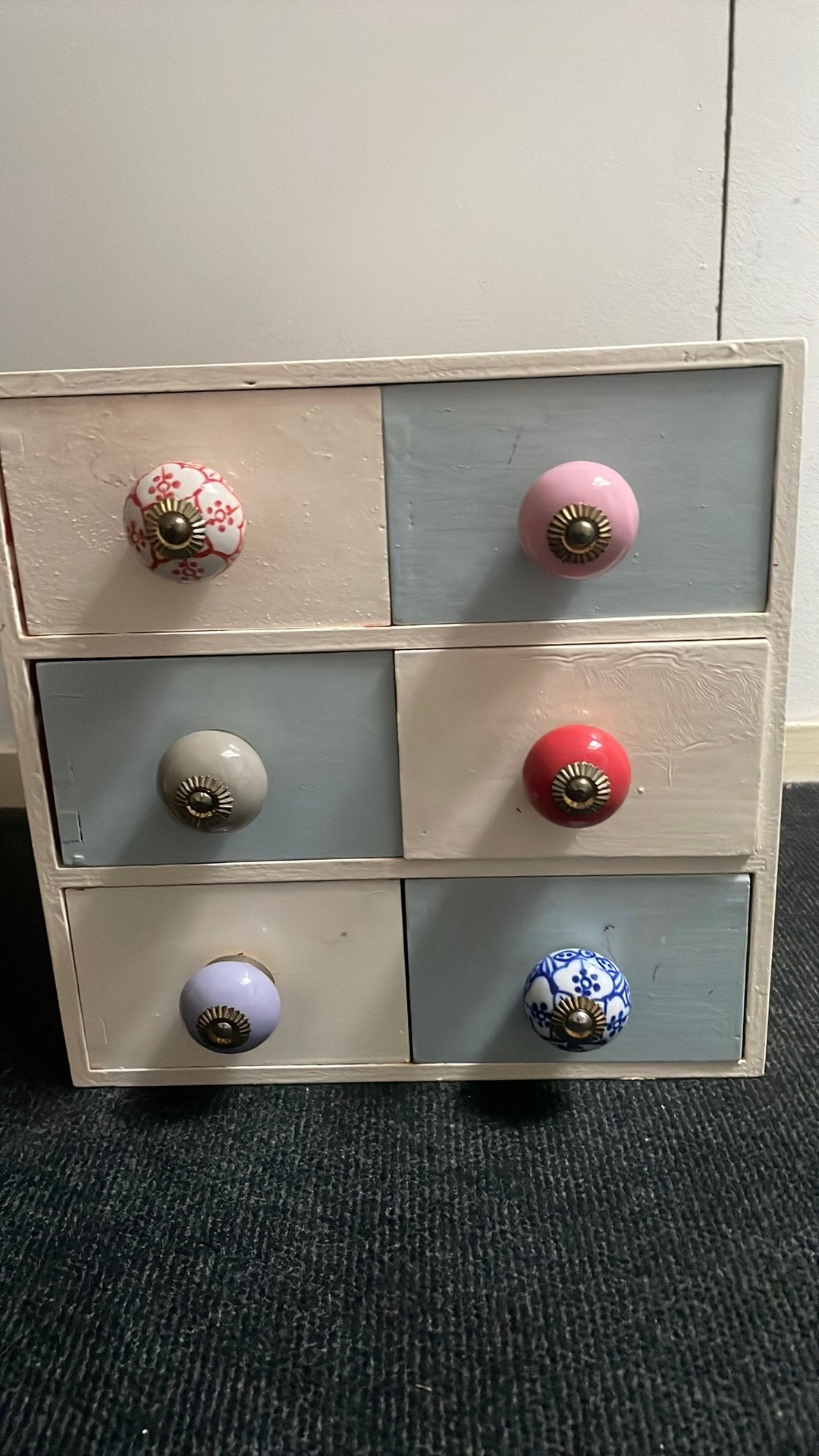 Moppe kastje met 6 porseleinen knopjes, Ophalen, Minder dan 50 cm, Gebruikt, 5 laden of meer
