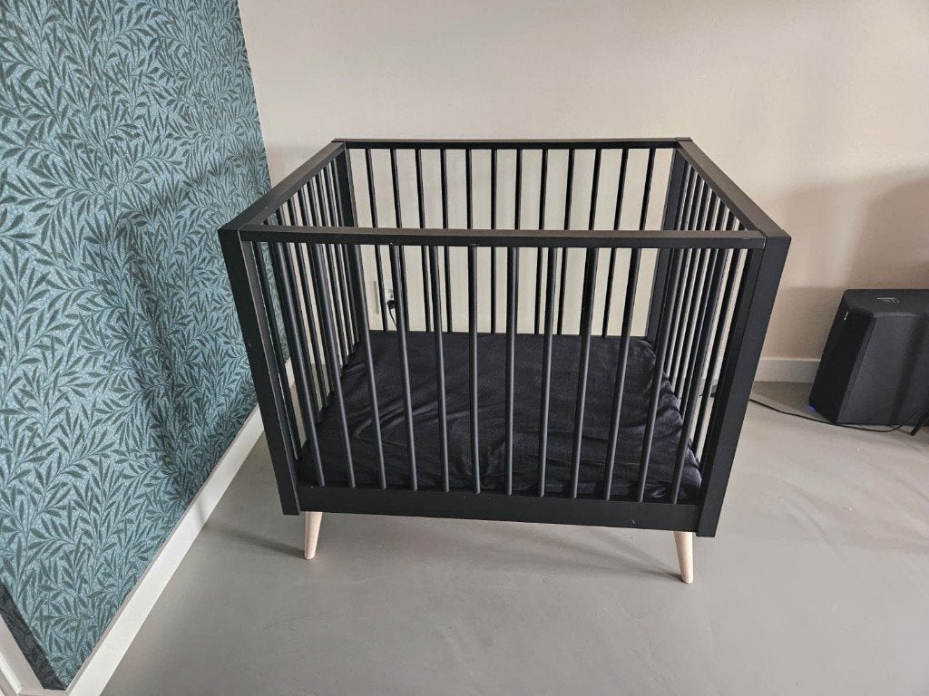 Europa Baby Box – Zwart – Inclusief Matras + Extra Poten, Ophalen, Zo goed als nieuw, Rechthoekig, In hoogte verstelbaar