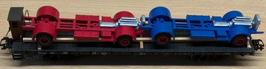 Märklin 00691-5 DB platte wagon met 2 vrachtwagen chassisen, Wisselstroom, Ophalen of Verzenden, Märklin, Nieuw