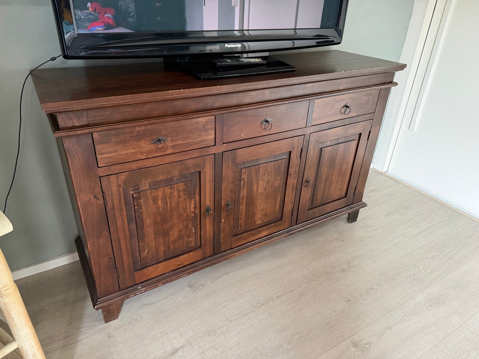 Gratis Dressoir Kast - Functioneel met Lichte Gebruikersspor, Huis en Inrichting, Ophalen, Gebruikt, 100 tot 150 cm, Met lade(s)