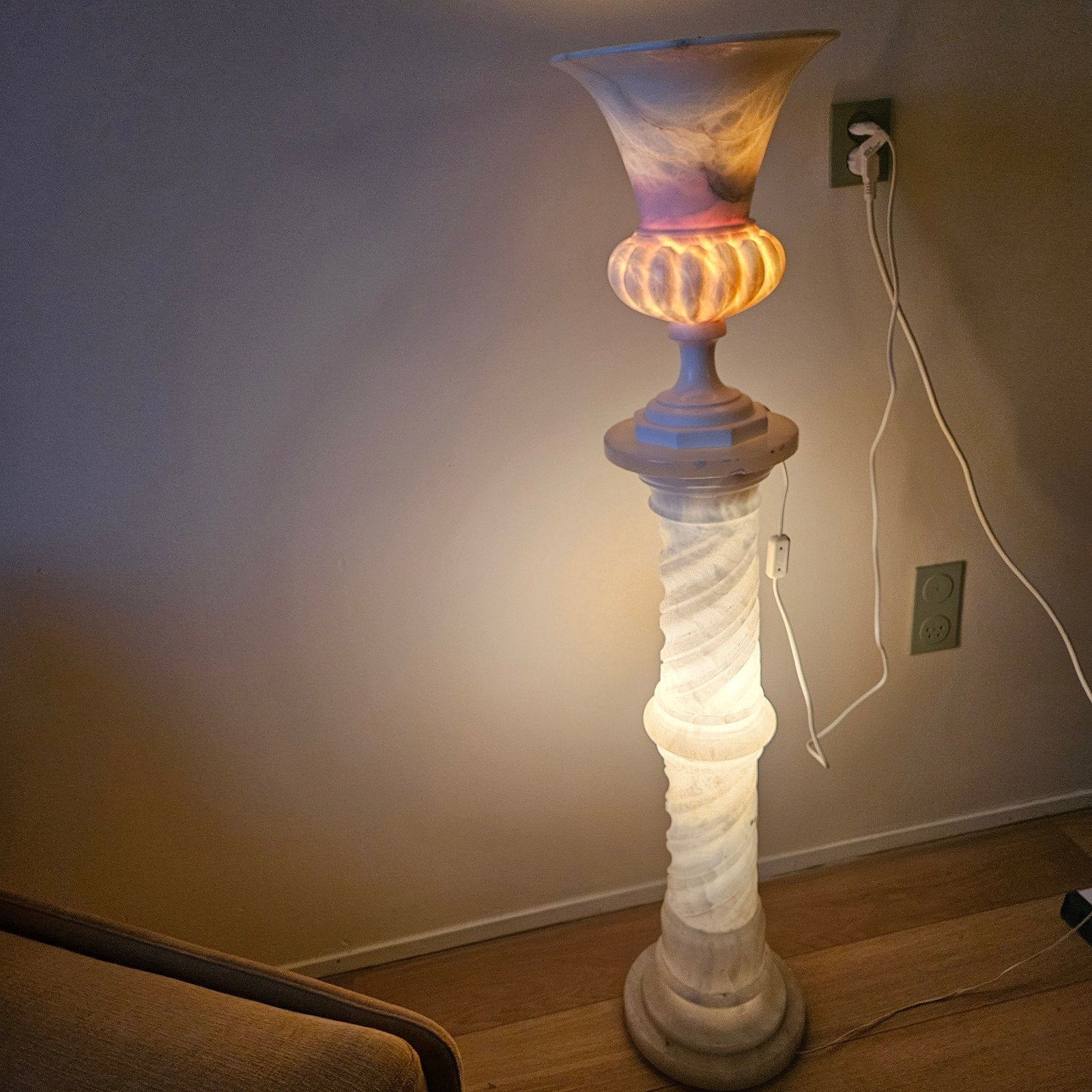 Alabaster Zuil met Vaas en Interne Verlichting, Ophalen