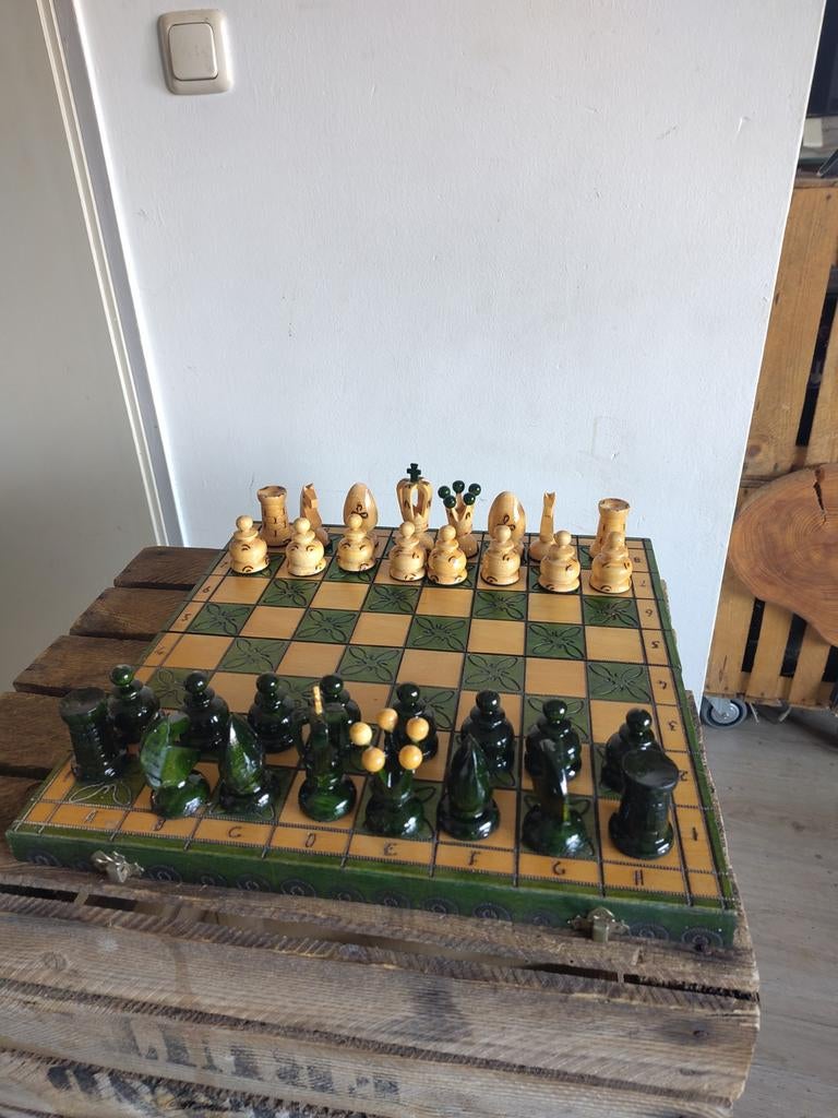 Unieke handgemaakte schaakset met houten bord en stukken, Ophalen of Verzenden, Minder dan 500 stukjes, Gebruikt, Schaken