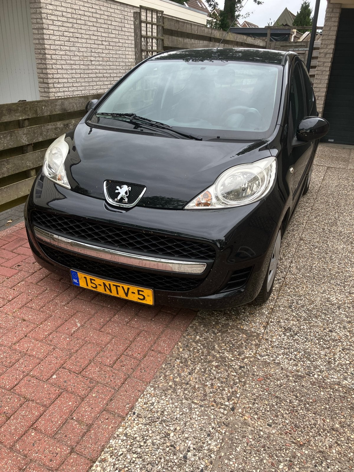 Peugeot 107 1.0 12V 5DR 2011 Zwart millesim  200, Auto's, Voorwielaandrijving, Stof, Zwart, 4 stoelen