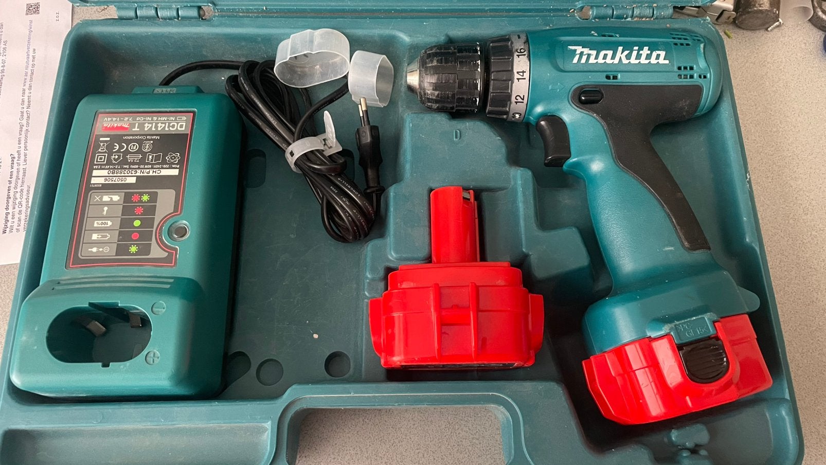 Makita Schroeftol 2Accus + lader  12 volt €30, Ophalen of Verzenden, Gebruikt, Minder dan 400 watt, Boor- en Schroefmachine