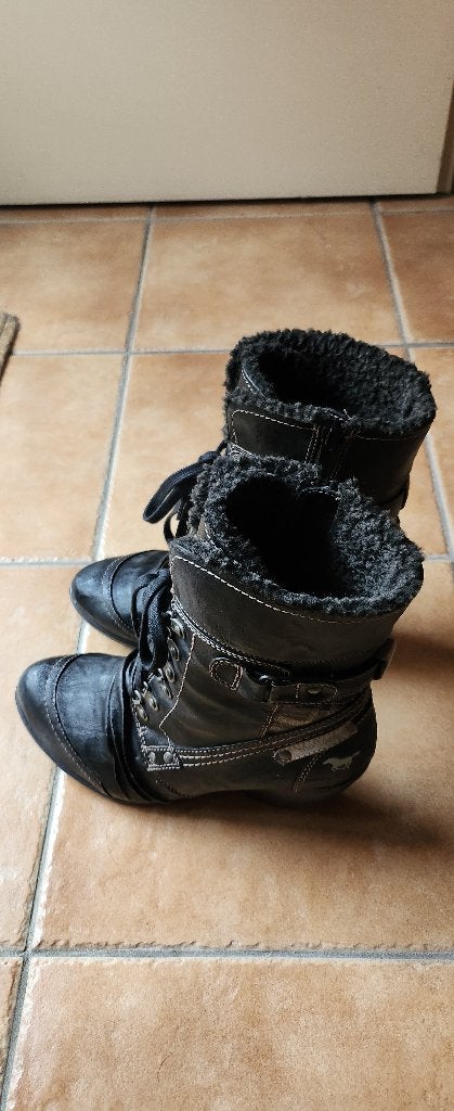 Gloednieuwe zwarte mustang dames laarzen maat 39, Kleding | Dames, Hoge laarzen, Zwart, Nieuw, Ophalen of Verzenden