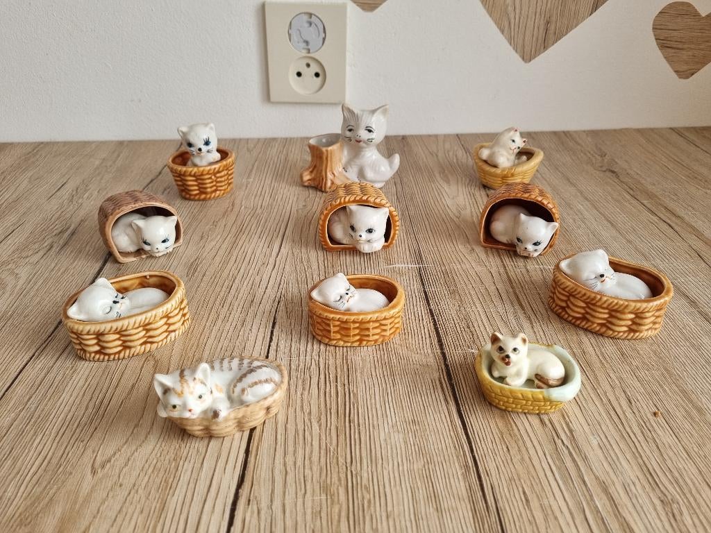 Prachtige Vintage Verzameling 11 Katten Beelden kat in mand, Verzenden, Gebruikt, Dier