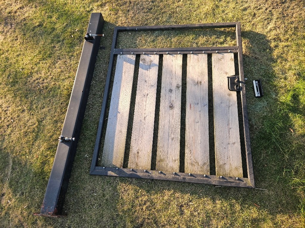 Looppoort staal/hout met stalen kolom en Locinox slot, Tuin en Terras, Tuinpoorten, Ophalen, Gebruikt, Draaipoort, 150 tot 200 cm