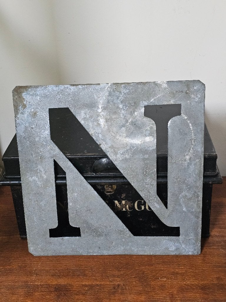 GROOT oud zinken lettersjabloon alfabet LETTER 'N'   26X26cm, Ophalen of Verzenden