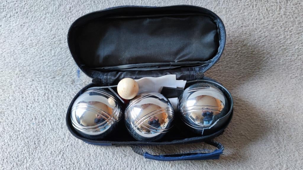 NIEUWSTAAT Jeu de boules / Petanque set in tas - 3 ballen, Sport en Fitness, Biljarten en Poolen, Ophalen of Verzenden, Zo goed als nieuw