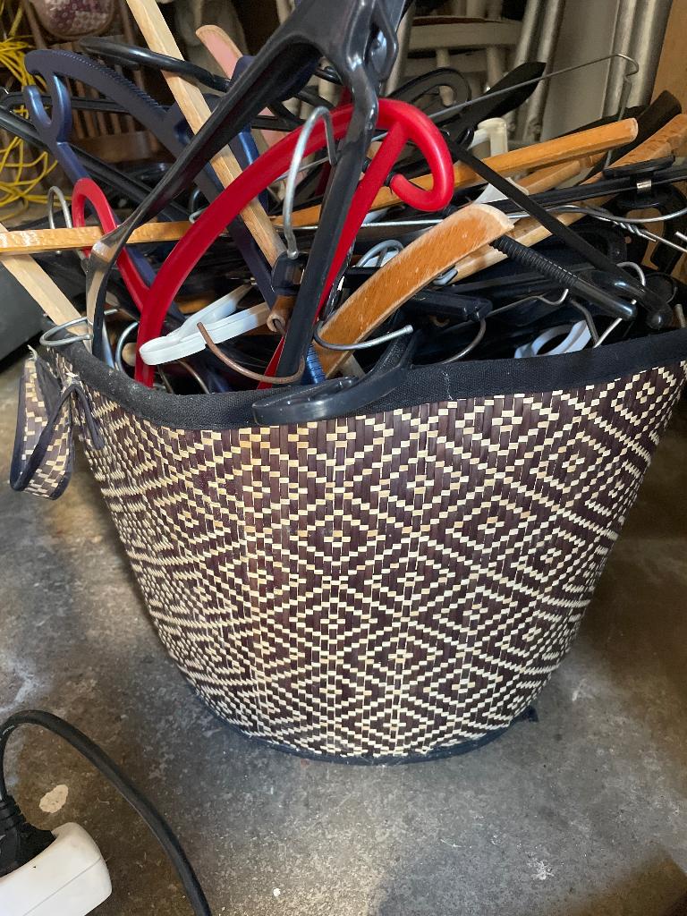 Mand met +- 50 kledinghangers, Ophalen, Zo goed als nieuw, Kunststof, Volwassenen