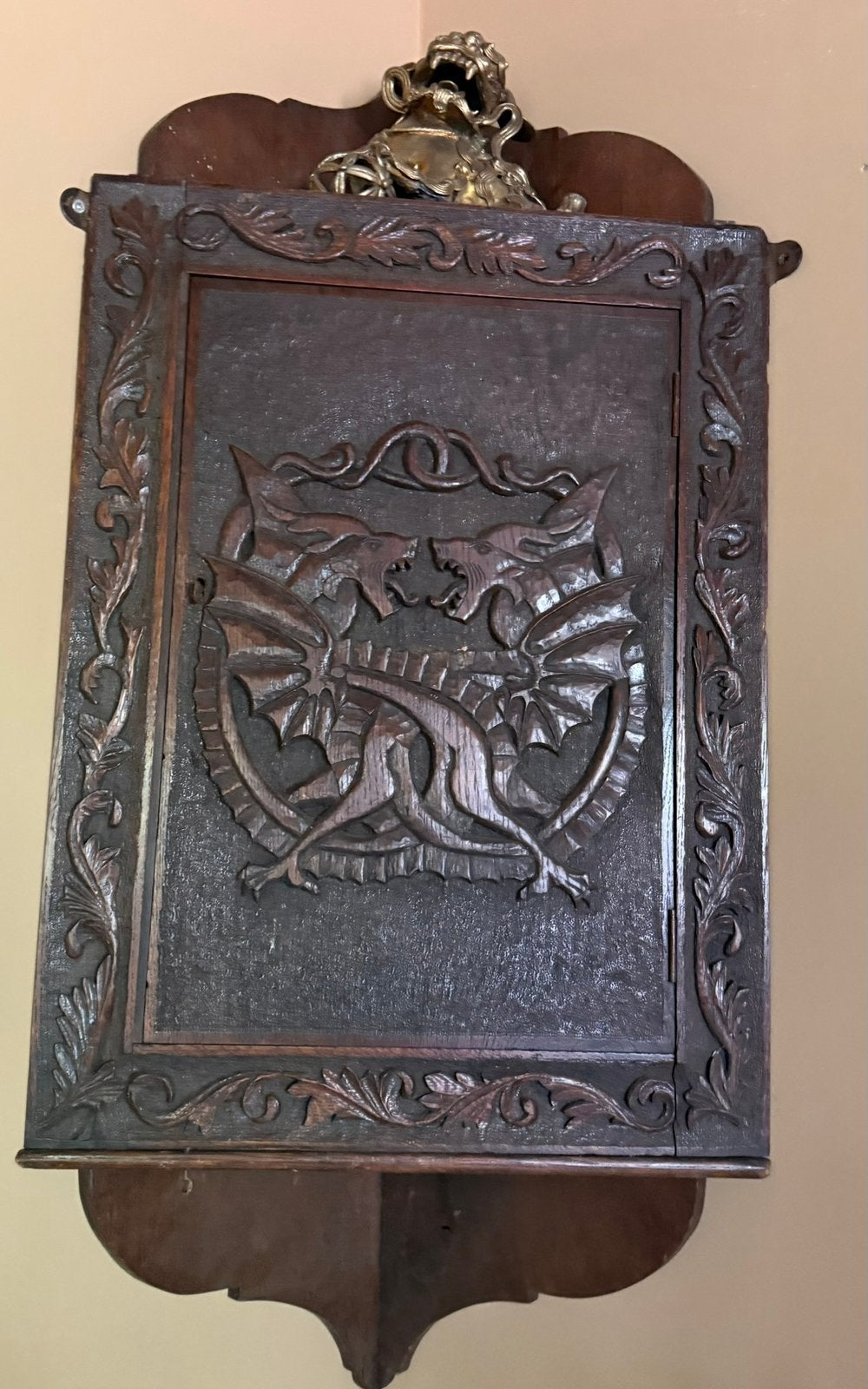 Antiek handgesneden wandkastje met draken – uniek exemplaar, Ophalen