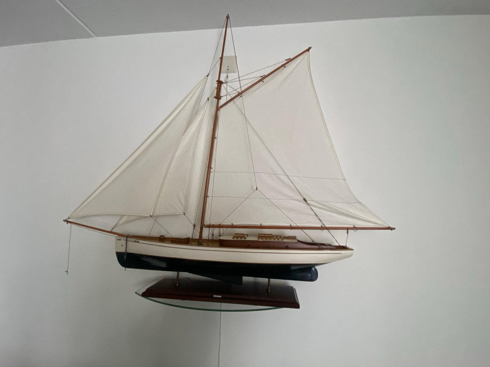 Prachtige Houten Miniatuur Zeilboot  Ameland- Model, Hobby en Vrije tijd, Ophalen, Zo goed als nieuw, Groter dan 1:32, Overige merken