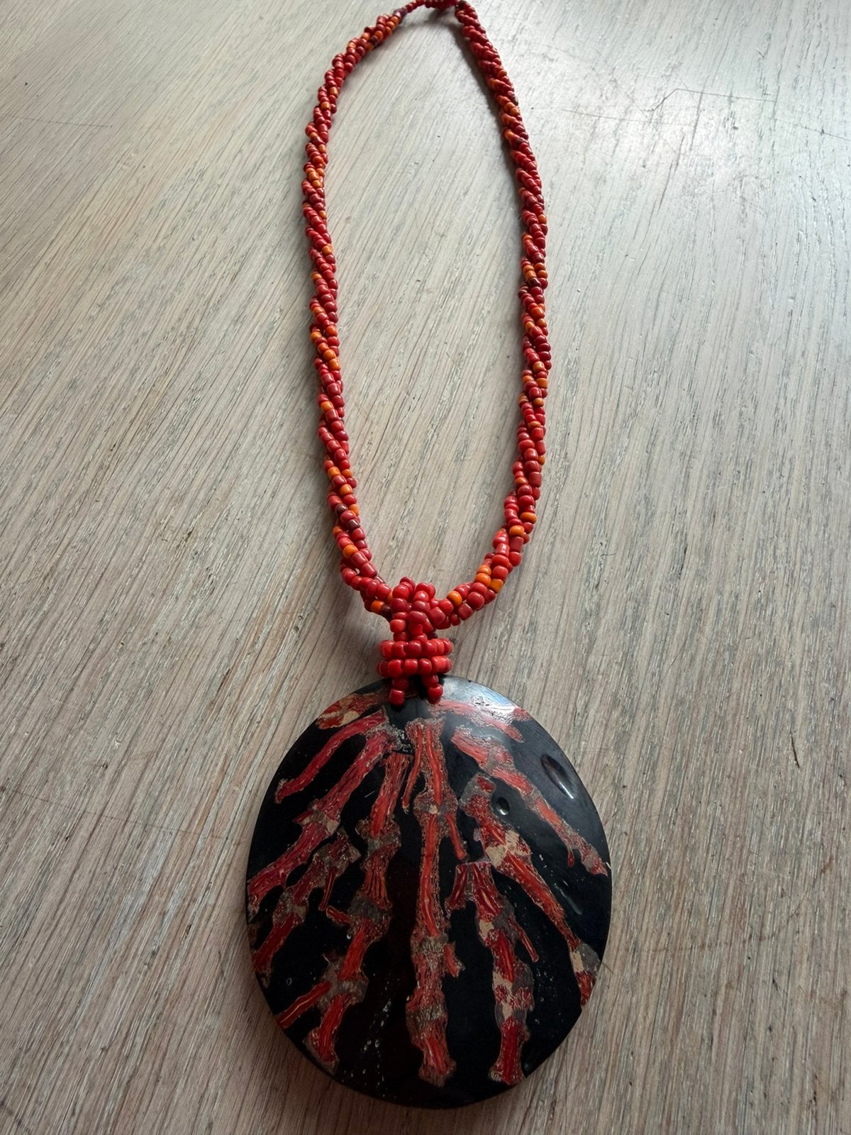 Ketting met glaskraaltjes en schelp ingelegd met wat koraal, Verzenden, Zo goed als nieuw, Rood, Steen of Mineraal