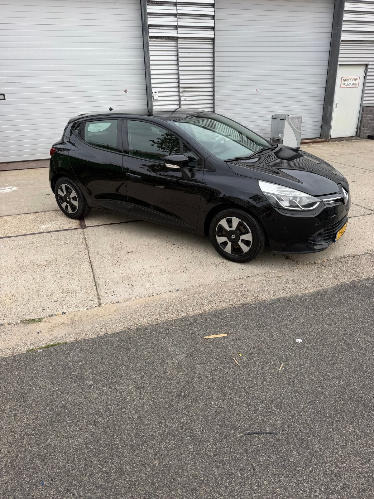 Renault Clio 0.9 TCE 66KW 5-DRS 2014 Zwart, Auto's, Voorwielaandrijving, 898 cc, Stof, 40 €/maand