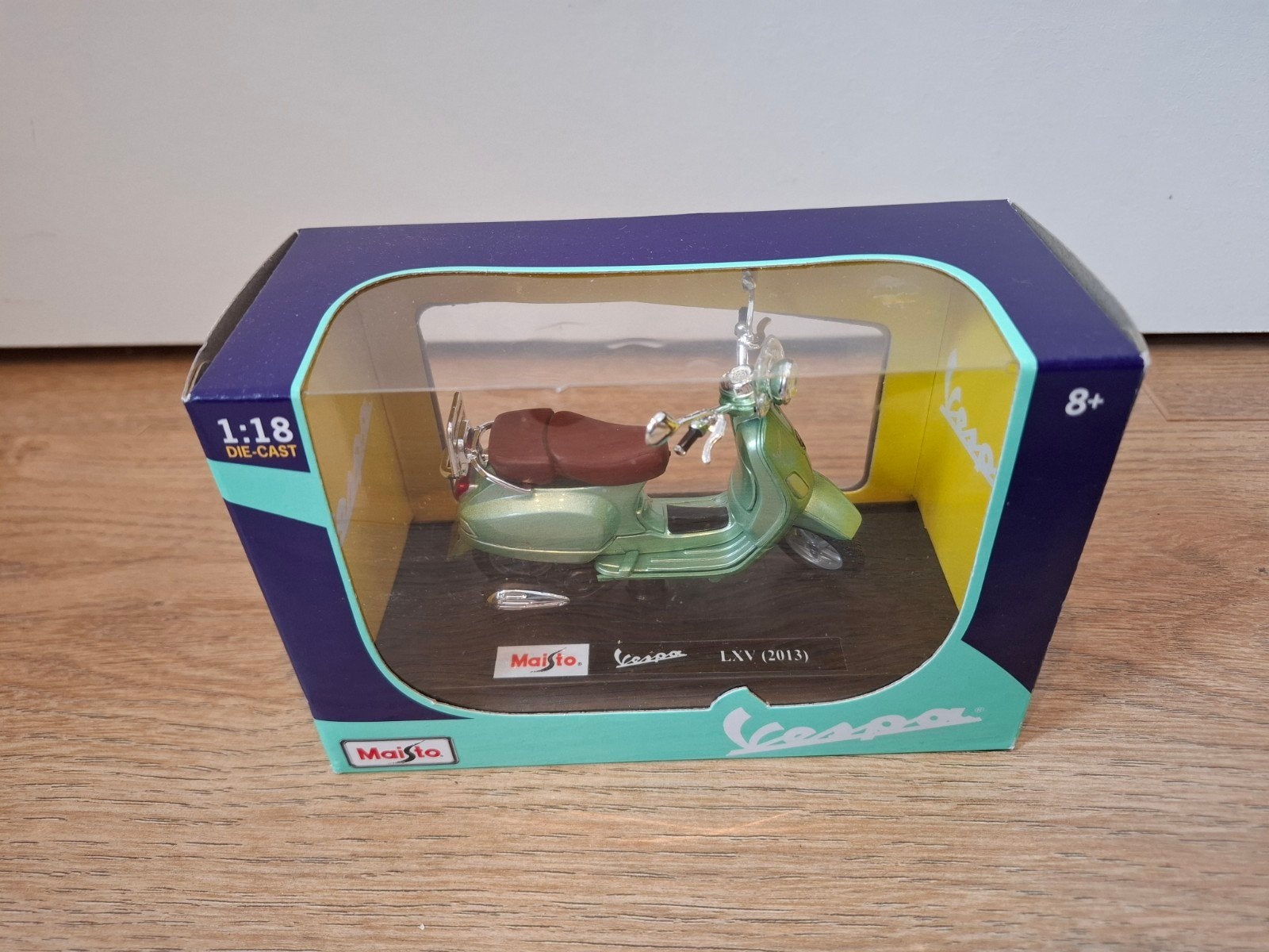 Vespa LXV (2013) Modelscooter 1:18 in doos, Ophalen of Verzenden, Nieuw, Overige typen, Maisto