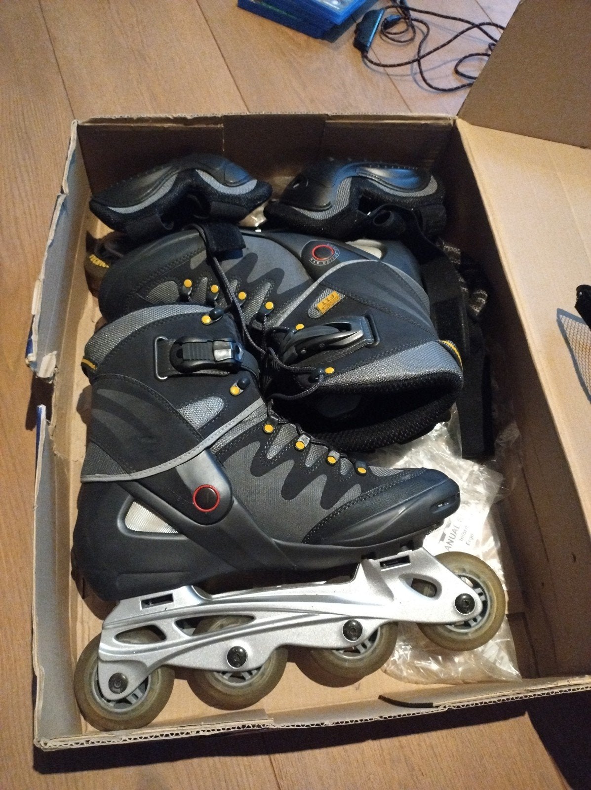 Zwarte inline skates met bescherming, maat 44,5, Ophalen of Verzenden, Gebruikt, Overige typen, Overige merken