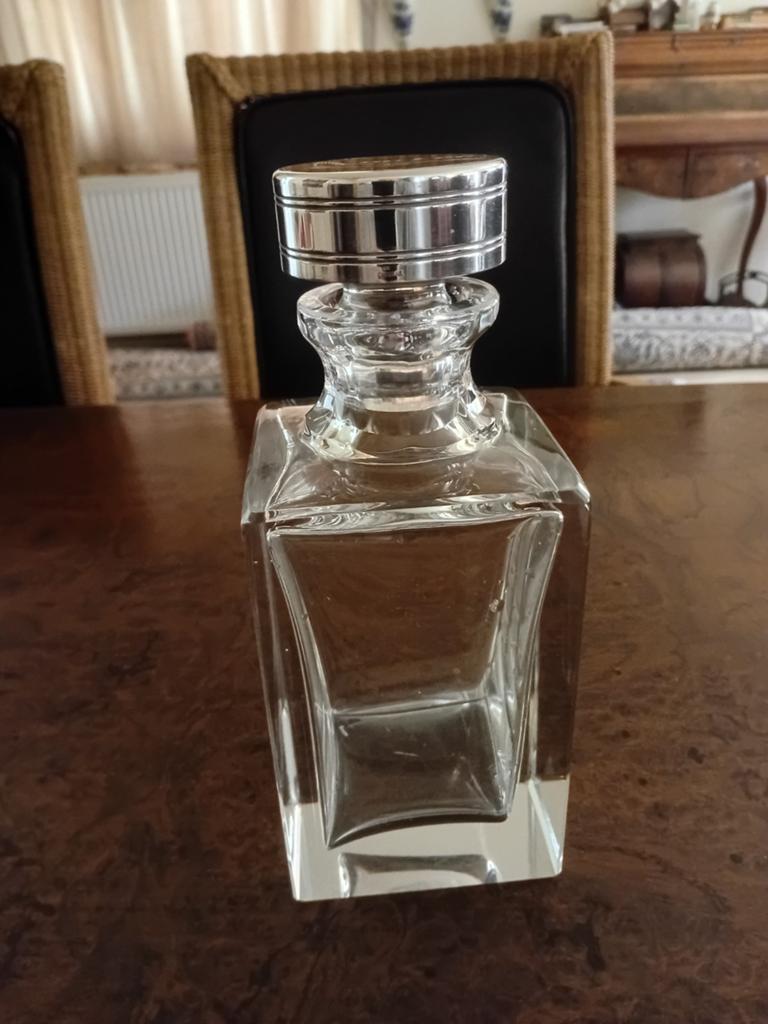 Elegante kristallen karaf met zilverkleurige dop, Ophalen