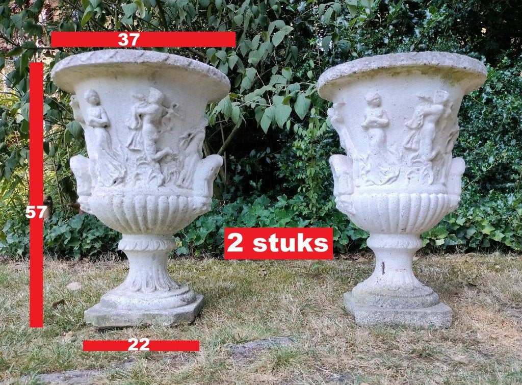 Oude Franse tuinvazen met reliëffiguren. 2 stuks. H. 57cm., Tuin en Terras, Tuinvazen, Ophalen, Gebruikt