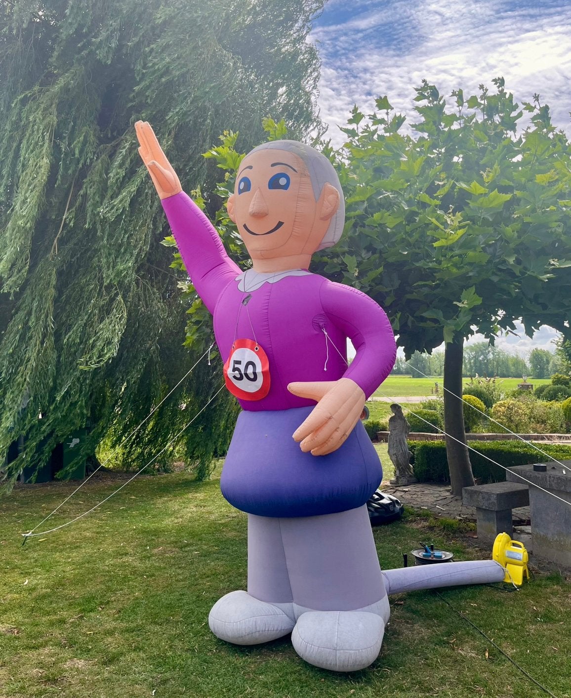 Opblaaspop sarah 50 jaar te huur, Ophalen, Zo goed als nieuw, Abraham of Sarah