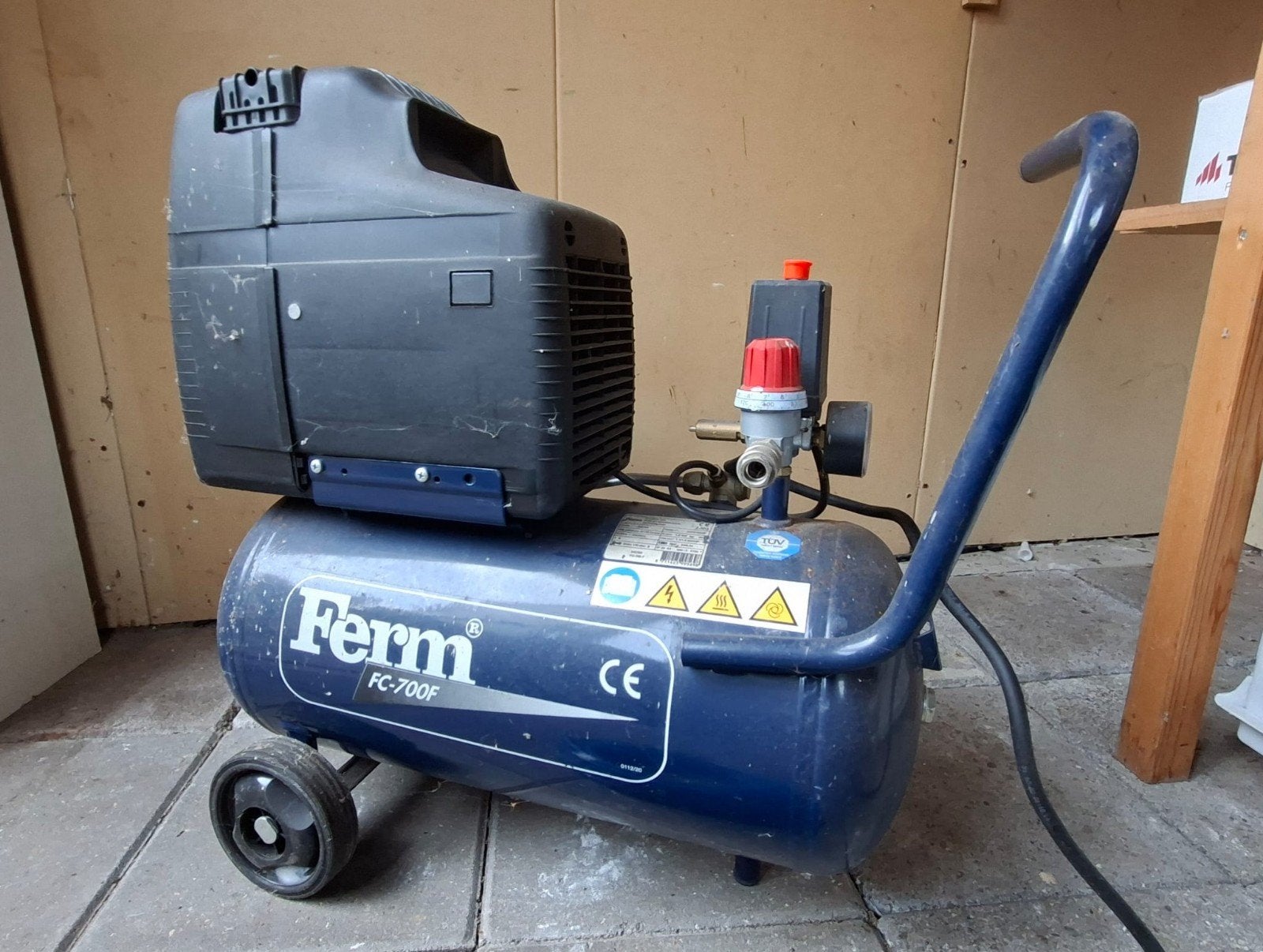 Ferm FC-700F Compressor met 24 liter tank en 8 bar druk, Doe-het-zelf en Verbouw, Compressors, Ophalen, Gebruikt, 6 tot 10 bar
