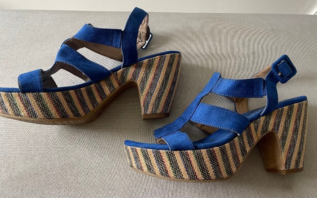 Tamaris kobaltblauwe suède sandalen met stoffen hak maat 39, Tamaris, Sandalen of Muiltjes, Gedragen, Verzenden