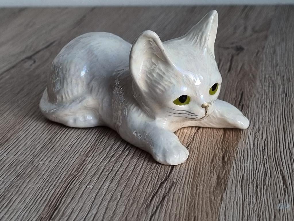 Mooie Vintage Kat Poes Beeld Parelmoer Wit Porselein, Verzamelen, Beelden en Beeldjes, Verzenden, Gebruikt, Dier