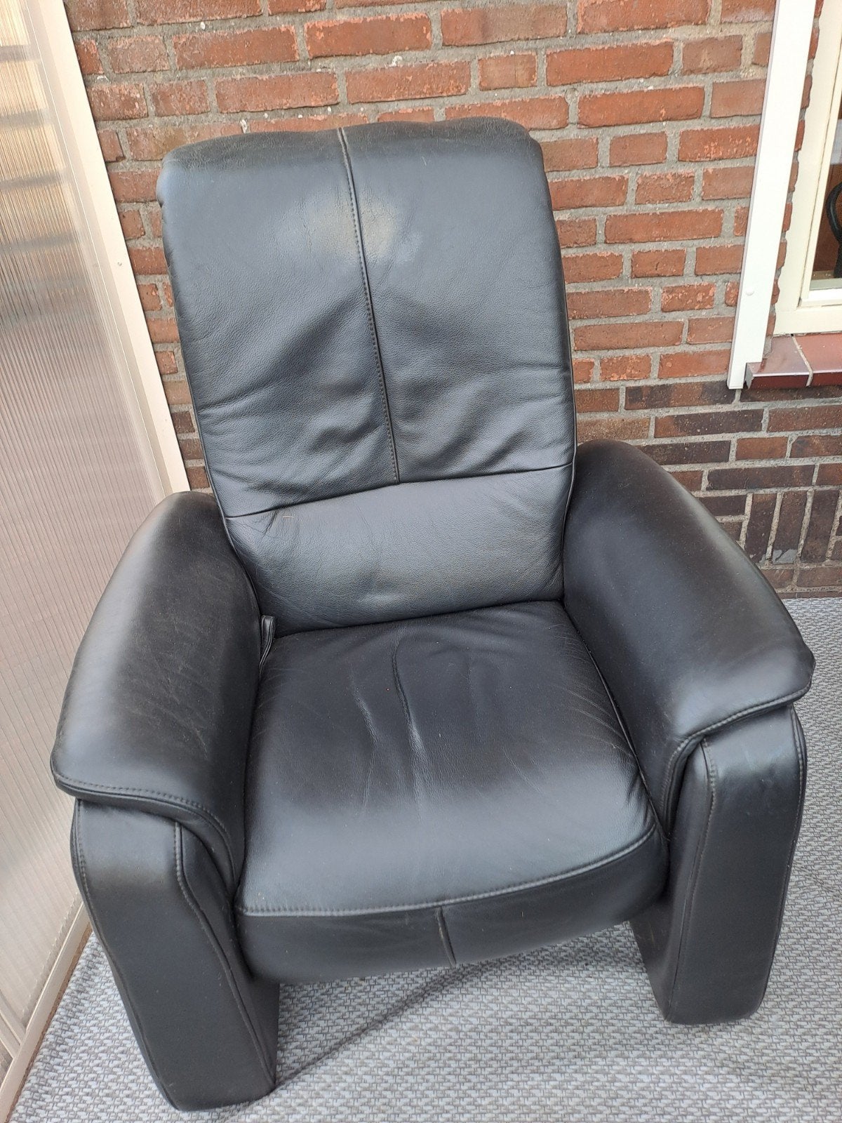 Gratis af te halen: Verstelbare zwarte lederen fauteuil, Gebruikt, Ophalen of Verzenden, 75 tot 100 cm, Leer