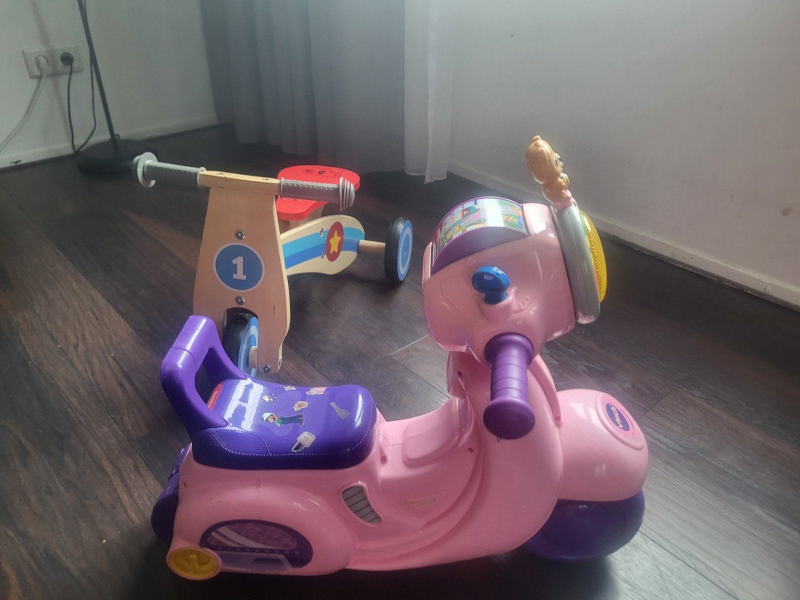 VTech Roze Loopscooter en Houten Loopfiets, Ophalen, Gebruikt, Loopfiets