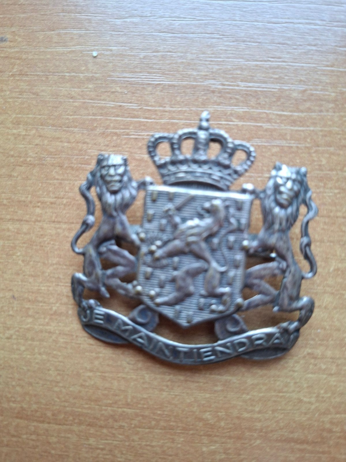 Uniek Embleem 'Je Maintiendra' uit 1940, Ophalen of Verzenden, Nederland, Embleem of Badge