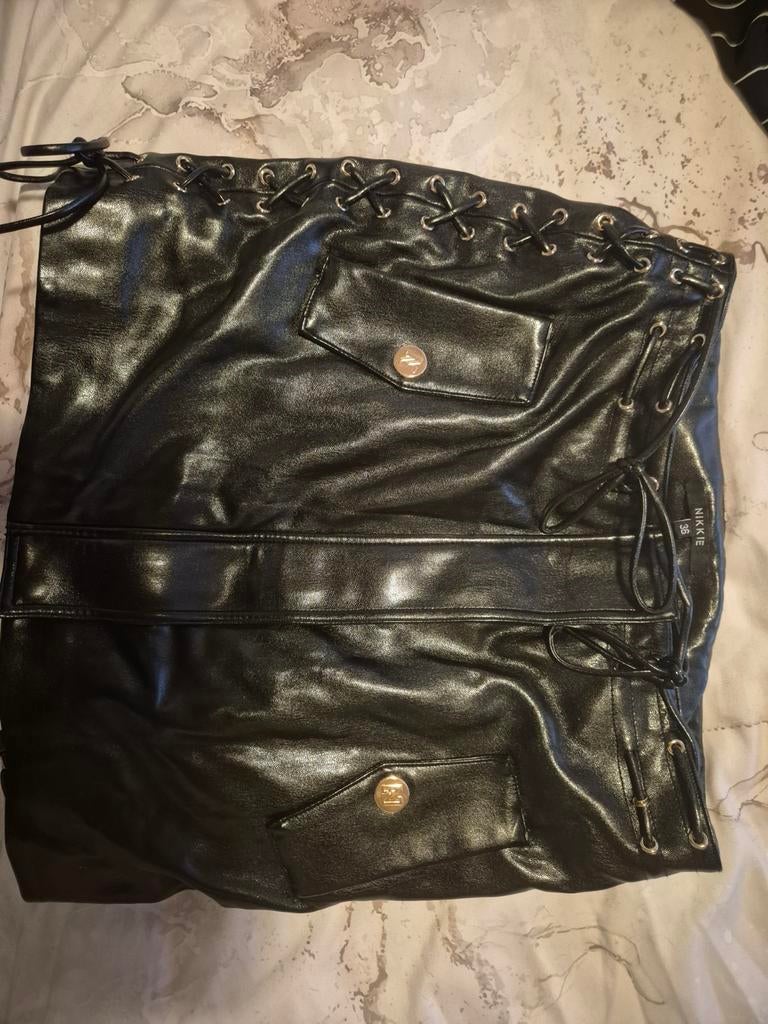 Nikkie leren rok met rits aan de voorkant, Kleding | Dames, Rokken, Zwart, Ophalen of Verzenden, Nikkie, Maat 36 (S)