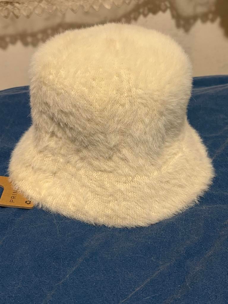 Witte pluizige bucket hat - Nieuw met label, Ophalen of Verzenden, Nieuw, One size fits all, Hoed