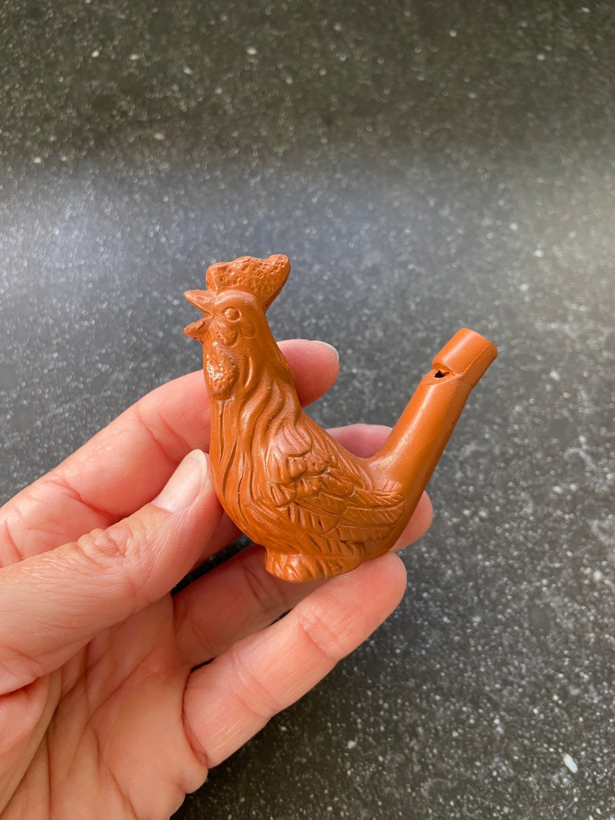 Terracotta stenen vogelfluitje vorm van een kip puntgaaf, Ophalen of Verzenden