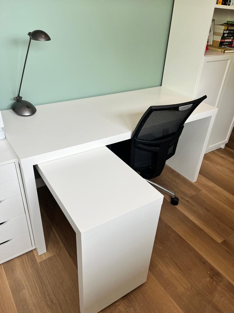Thuiswerk set: MALM bureau wit + Alvero Air stoel, Huis en Inrichting, Bureaus, Ophalen, Kabelgoot, Zo goed als nieuw, IKEA